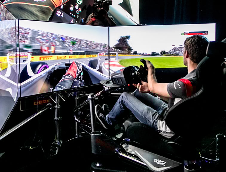 Un homme qui fait la course sur un simulateur haptique D-BOX
